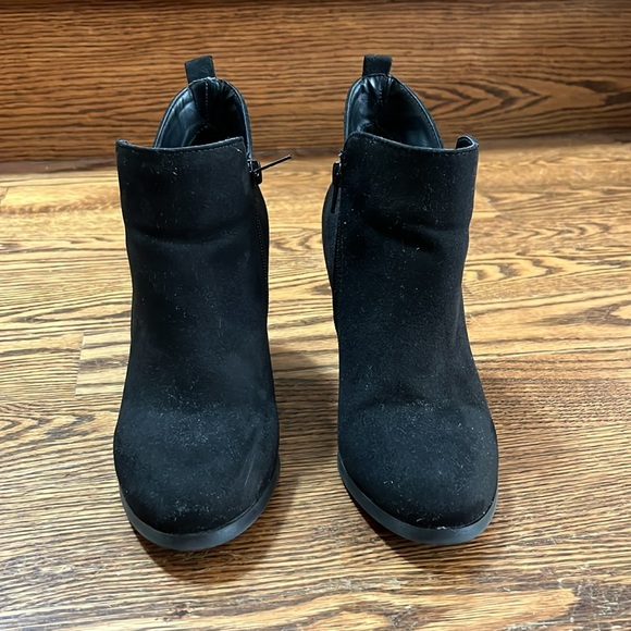 Black suede 2.5inch booties from call it spring. - Picture 2 of 7